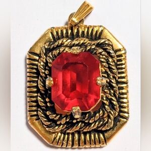 Vtg Sarah Coventry gold tone Red Faux stone braided Octagonal 1 Inch pendant